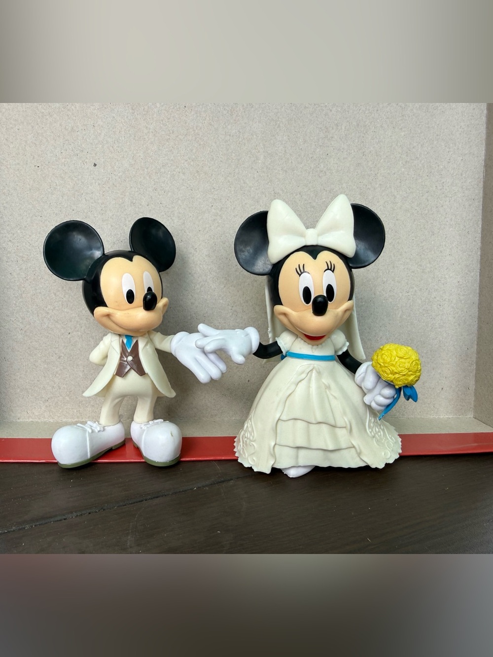 Vintage Disney Minnie & Minnie Mouse Wedding cake topper Yellow Bouquet plastic